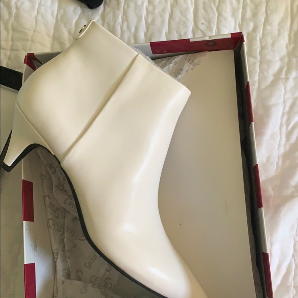 New! Sam Edelman white booties. Size 9